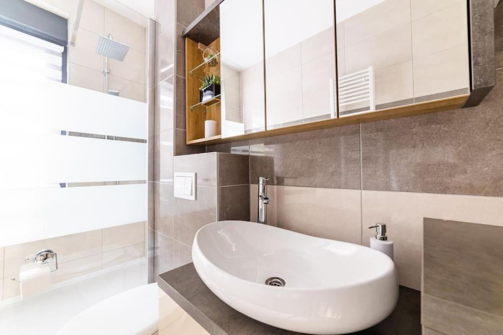 Apartman Lux Self Check-In Virovitica Exteriör bild